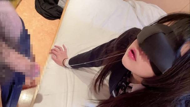 喉奥にすっぽりとおさめたチンポを口から引き抜いた際に唾液が糸を引く